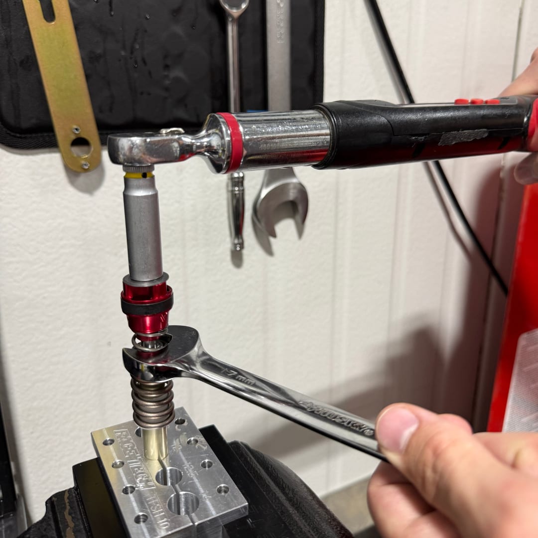 Torquing the stem to 6 Nm while counter-holding the TAP hex